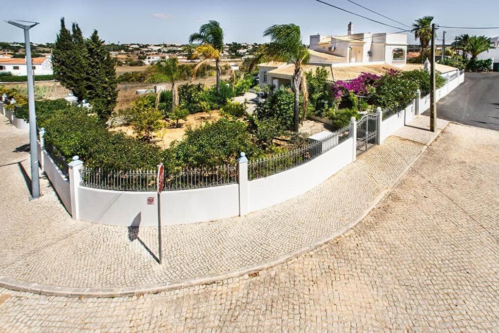 Villa Cabrita, Superb Location, Large Villa, Walk To Restaurants, Supermarkets Beach Guia  Exterior foto