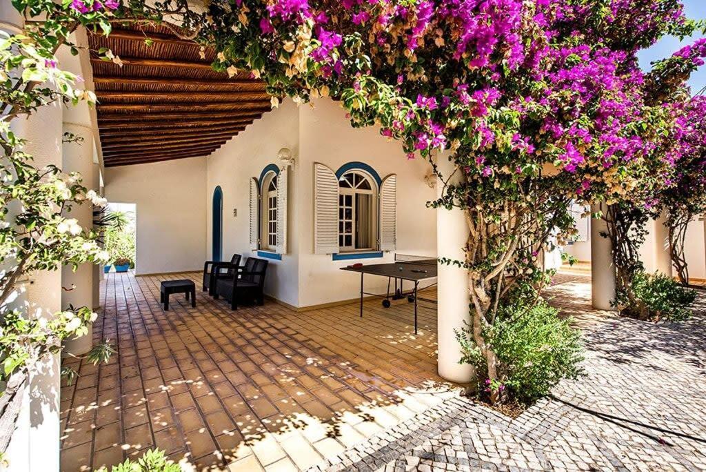 Villa Cabrita, Superb Location, Large Villa, Walk To Restaurants, Supermarkets Beach Guia  Exterior foto